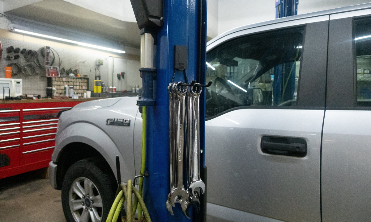 Magnetic Hooks vs Screw In Hooks: Best Uses and Practical Tips